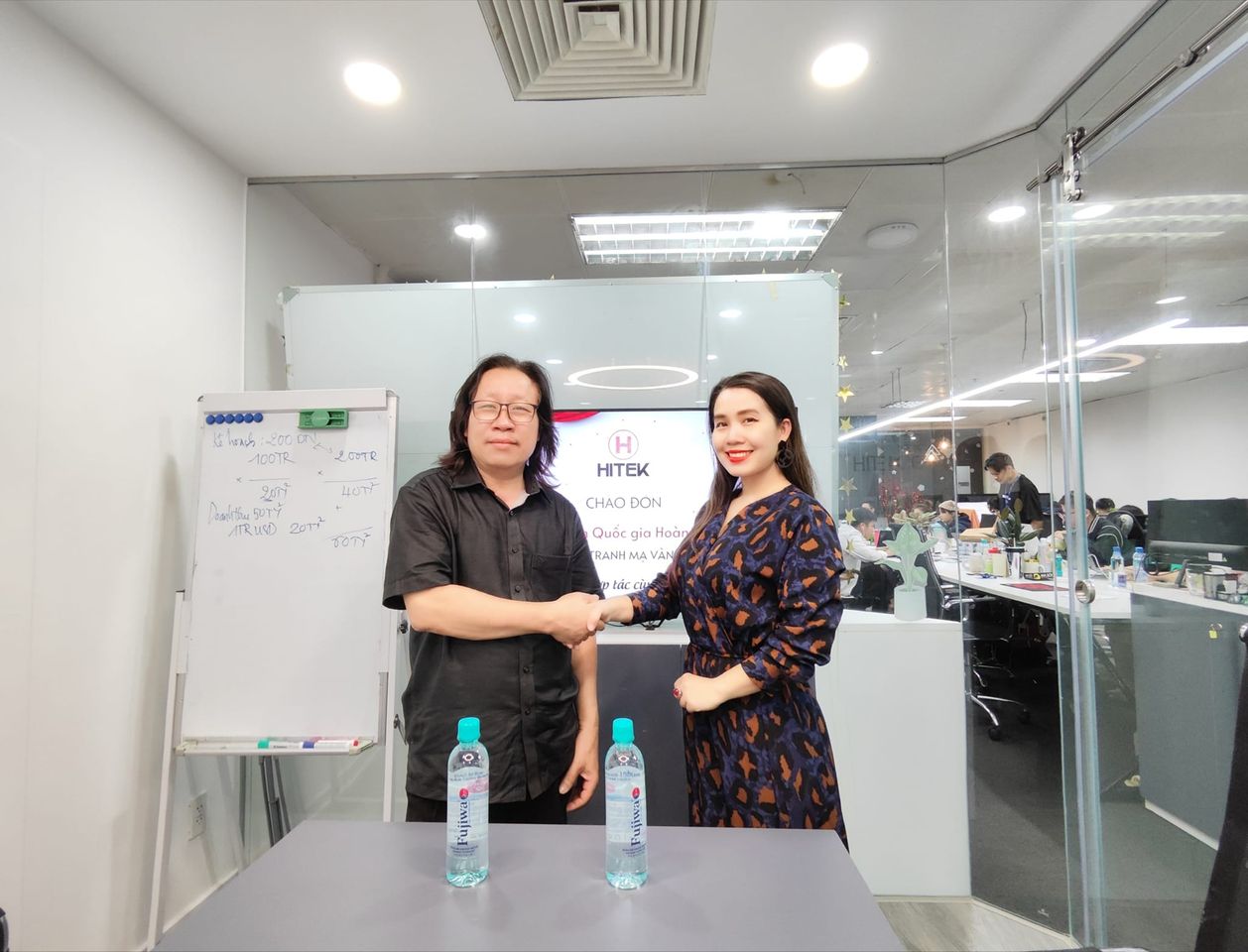 Hitek Group은 국가 공예가 Hoang Diep 씨와 협력하여 디지털 전환 프로젝트를 커뮤니티 전체에 확산시킬 예정입니다.